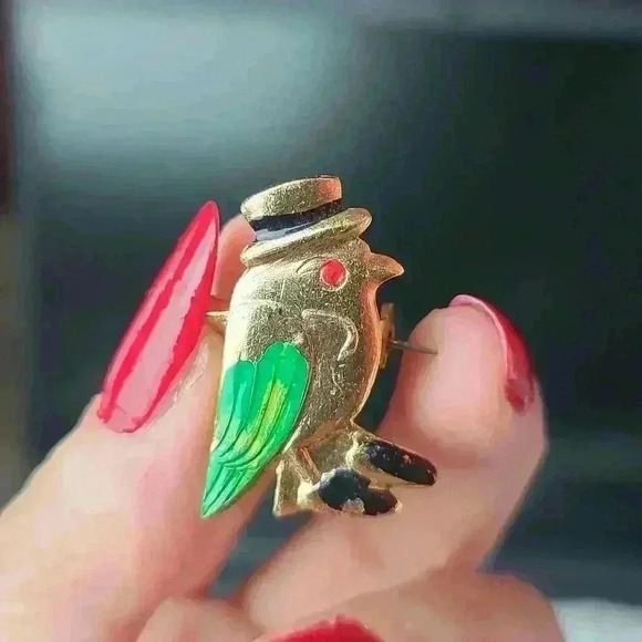 Small bired brooch pin gold tone green black red color - Picture 1 of 6